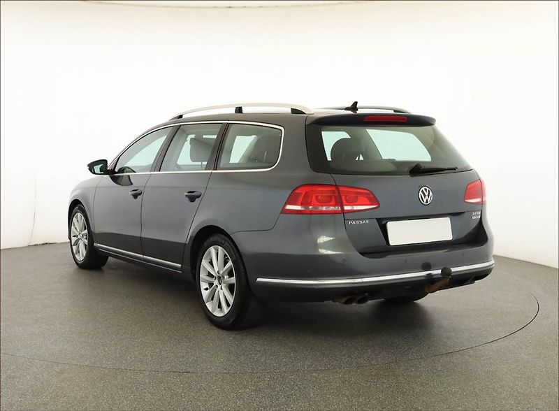 Volkswagen Passat (2012) 2.0 TDI, Automat - fotka 4 z 17