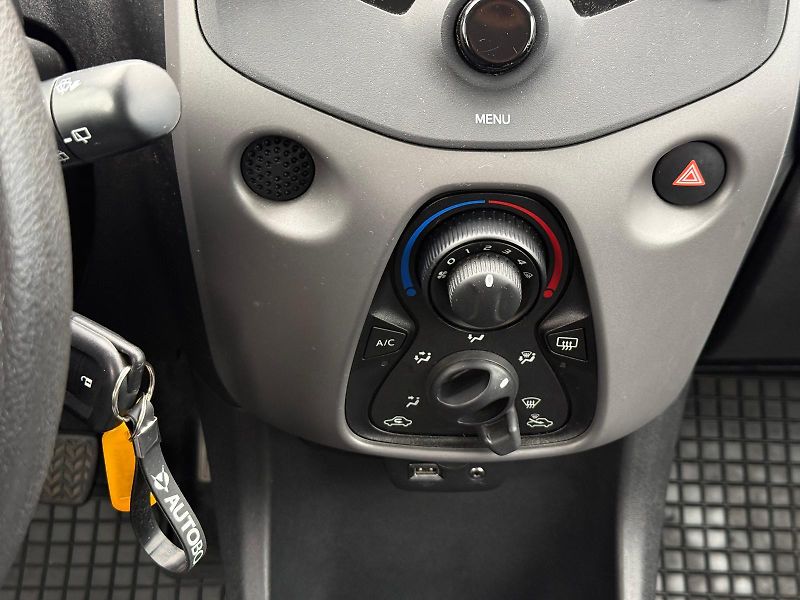 Peugeot 108 1,0 VTI 53KW - fotka 20 z 25