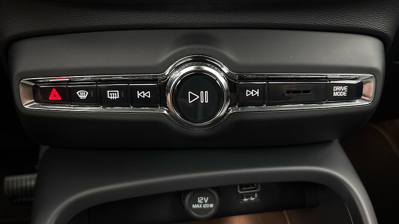 Volvo XC40 2.0 T3 AUT Momentum Pro - fotka 13 z 28