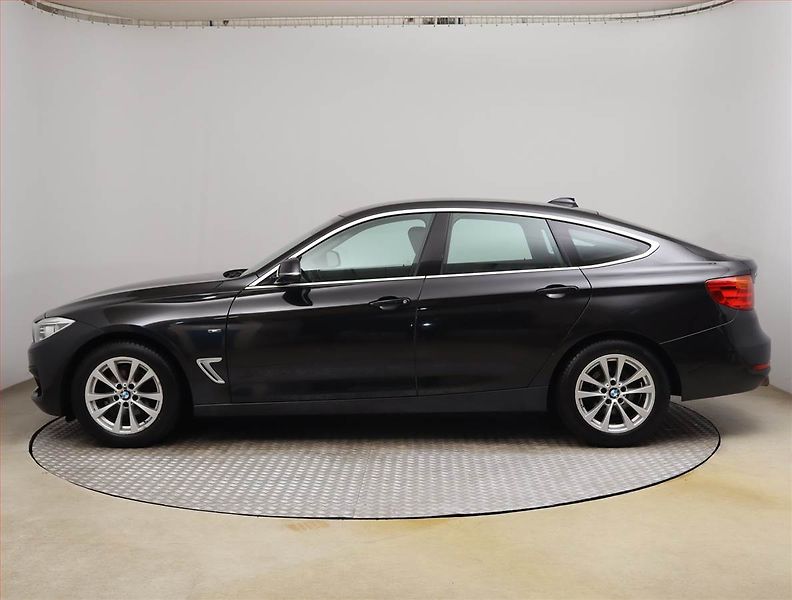 BMW Řada 3 (2015) Sport Line 320d xDrive GT - fotka 3 z 23