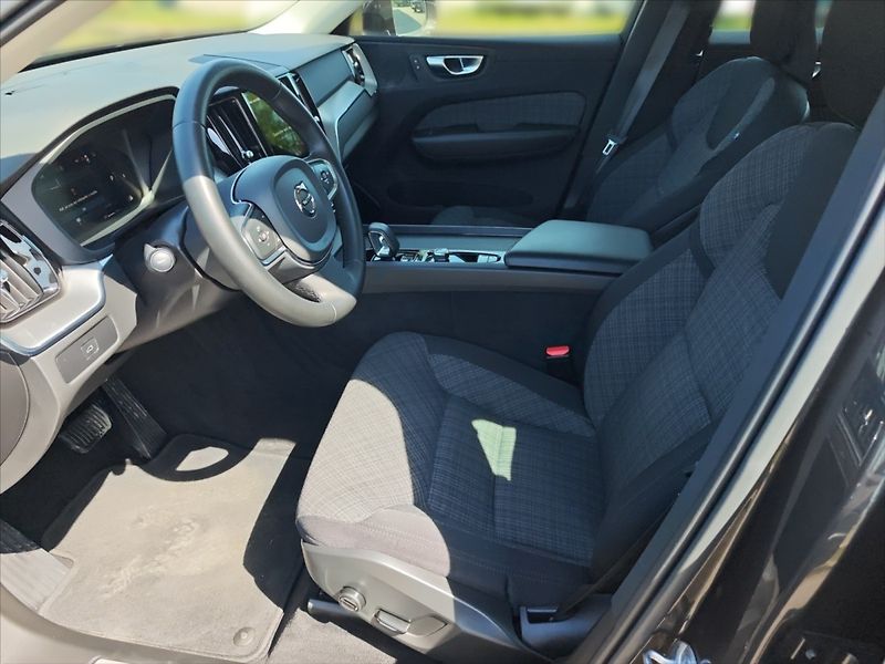 Volvo XC60 2,0 B4 B Core AT - fotka 7 z 11