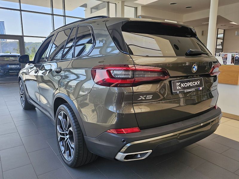 BMW X5 xDrive30d - fotka 4 z 31
