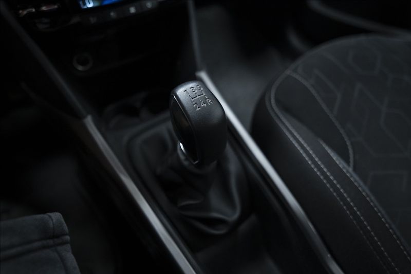 Peugeot 2008 1,2 i 1. AUT. AC VÝHŘEV 1. MAJ - fotka 26 z 36