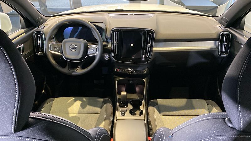 Volvo XC40 (2026) CORE, B3 FWD, 120+10 kW / 163+ - fotka 12 z 14