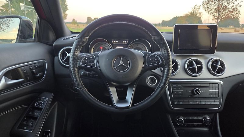 Mercedes-Benz GLA (2015)  220d 7G-DCT 4MATIC AMG Styl - fotka 18 z 31
