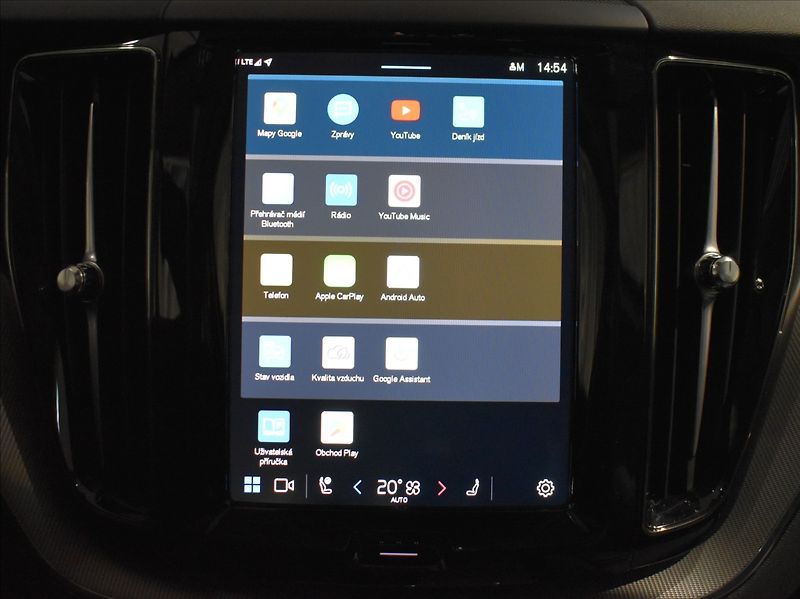 Volvo XC60 2,0 T6 AWD Plus - fotka 18 z 24