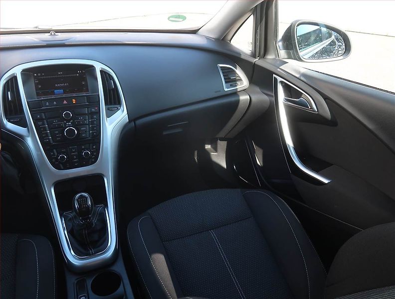 Opel Astra (2010) 1.4 T, Tempomat, Park. senzory - fotka 8 z 18