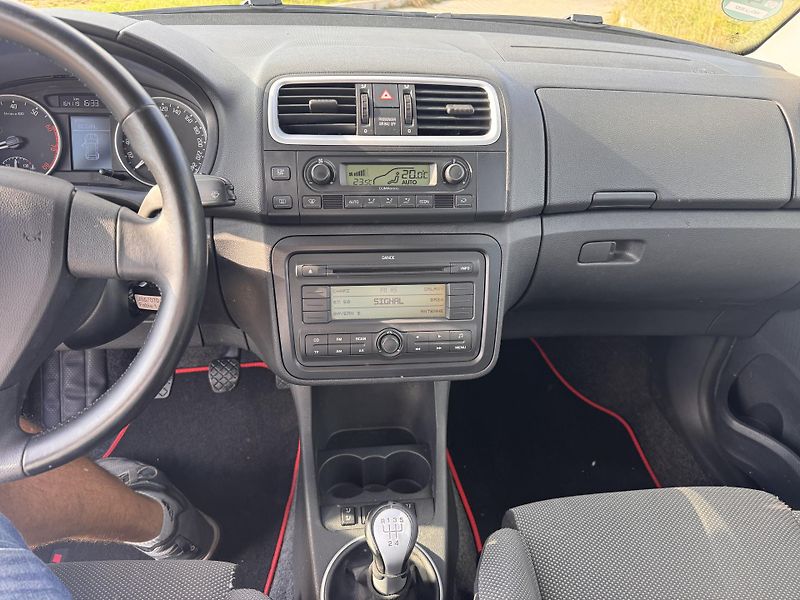 Škoda Fabia 1.4i 63Kw SPORT - fotka 12 z 23