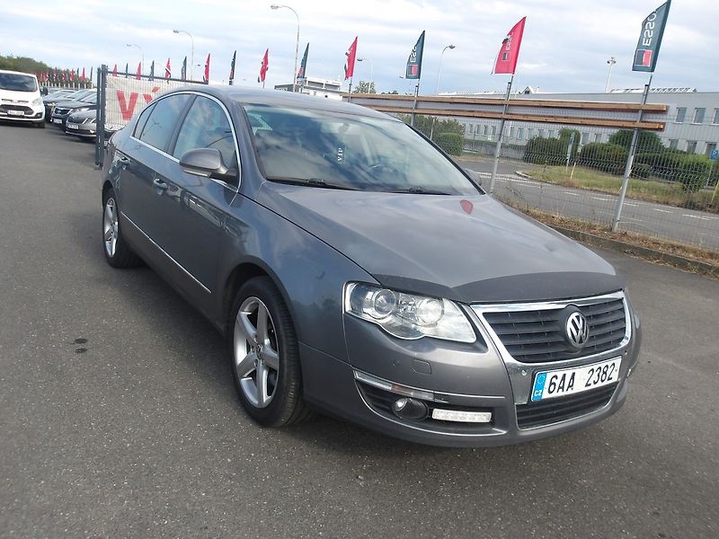 Volkswagen Passat 2,0FSi - fotka 1 z 42