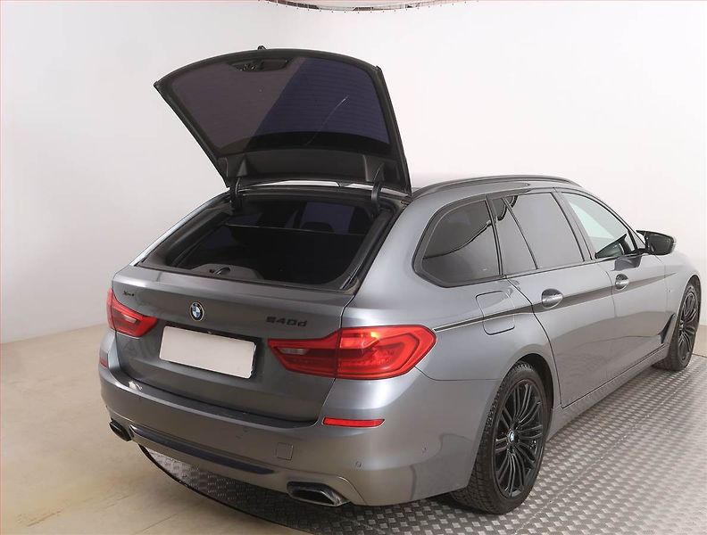 BMW Řada 5 (2018) Sport Line 540d xDrive, 4X4 - fotka 16 z 23