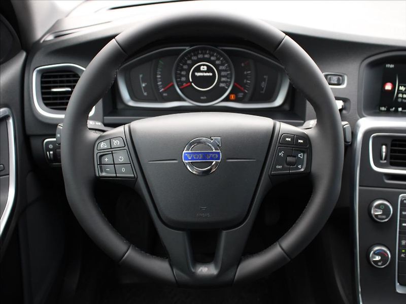 Volvo S60 2,0 D3 110kW MT NAVI Light ČR - fotka 9 z 19
