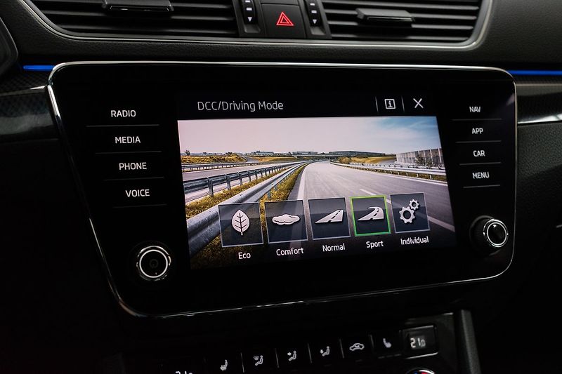 Škoda Superb 2.0 TDI 4x4*SPORTLINE*CANTON* - fotka 27 z 46