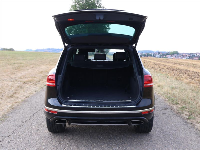Volkswagen Touareg 3,0 TDI V6 DSG R-LINE CZ 4M - fotka 9 z 29
