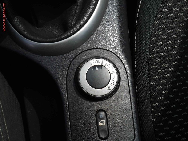 Nissan Qashqai (2009) 2.0dCi 4x4, AC, temp - fotka 18 z 19