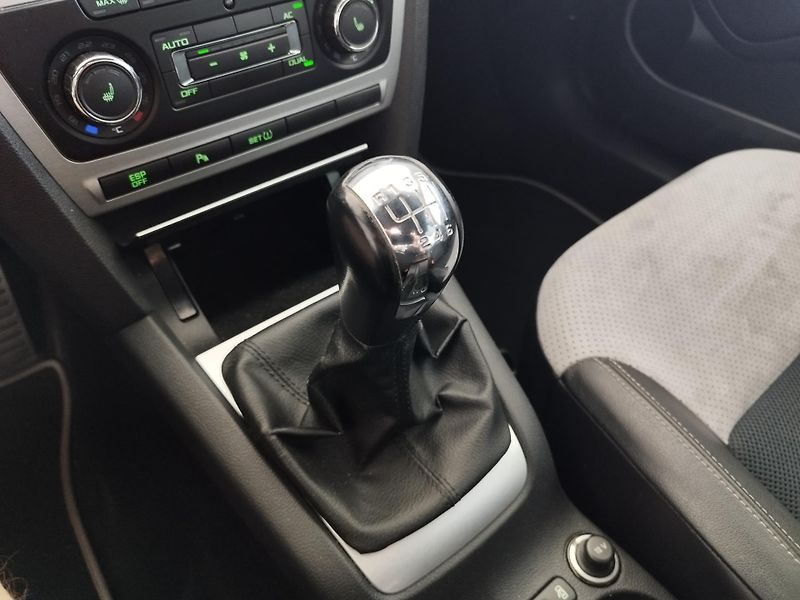 Škoda Octavia (2009) RS 2,0TDi 125 LED ALU SERVISKA - fotka 24 z 38