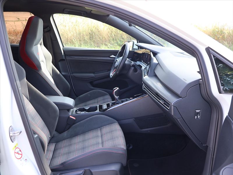 Volkswagen Golf 2,0 TSI GTI 180kW Virtual DPH - fotka 12 z 36