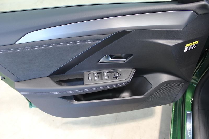 Opel Astra (2026) ULTIMATE Hybrid 1.2TURBO 107kW - fotka 20 z 22
