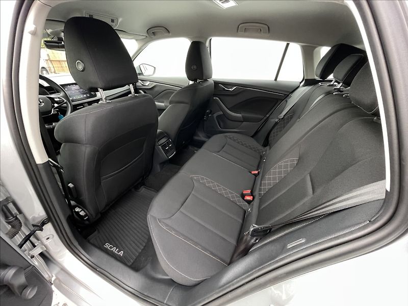 Škoda Scala 1,0 TSI Ambition Plus LED+PDC - fotka 17 z 24