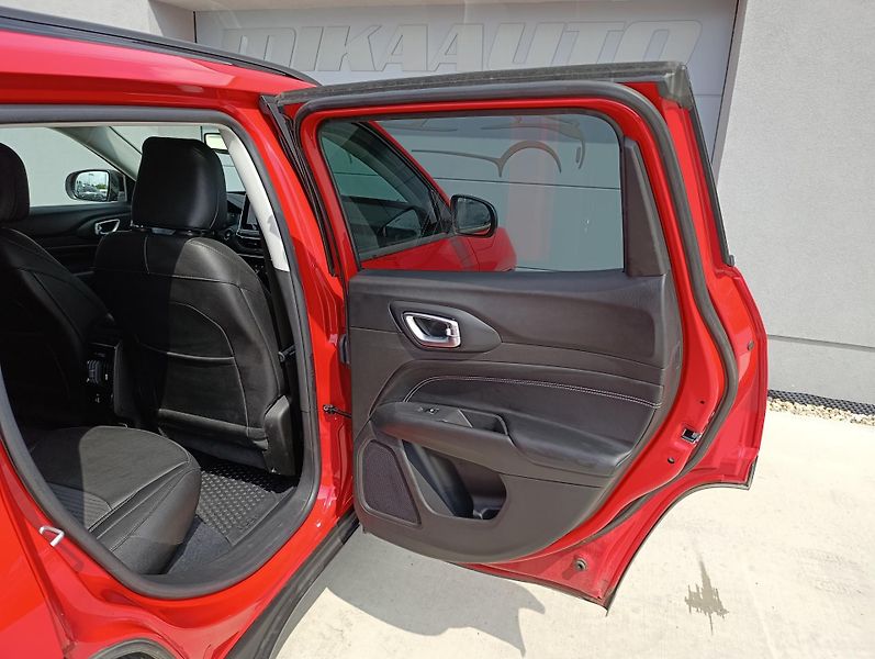 Jeep Compass 1.5 E-HYBRID NIGHT EAGLE ČR - fotka 28 z 31