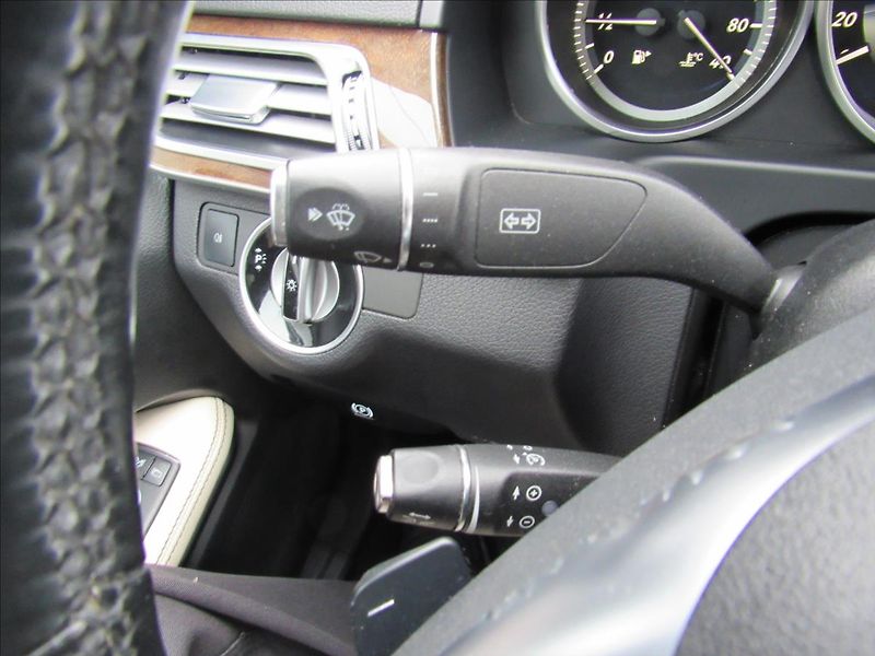 Mercedes-Benz Třídy E 3,0 CDi 350 Bluetec 4MATIC - fotka 25 z 35