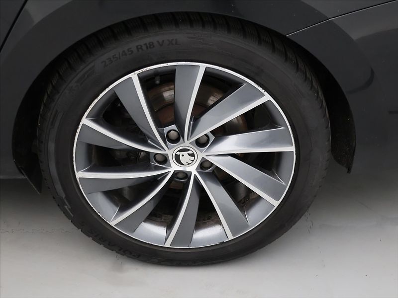 Škoda Superb 1,8 TSI 132kW DSG CZ L&K - fotka 35 z 42