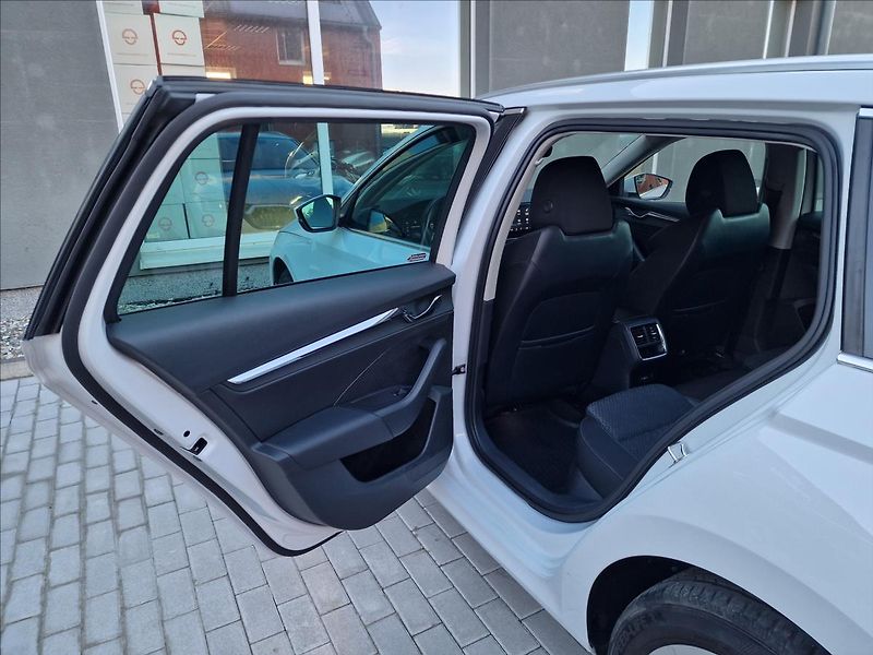 Škoda Octavia 2.0 TDI Style Tažné,ČR,1.Maj. - fotka 18 z 50