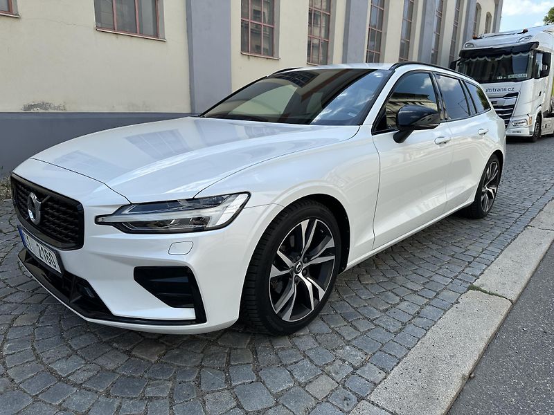 Volvo V60 B4 2,0 145 KW R design - fotka 3 z 18
