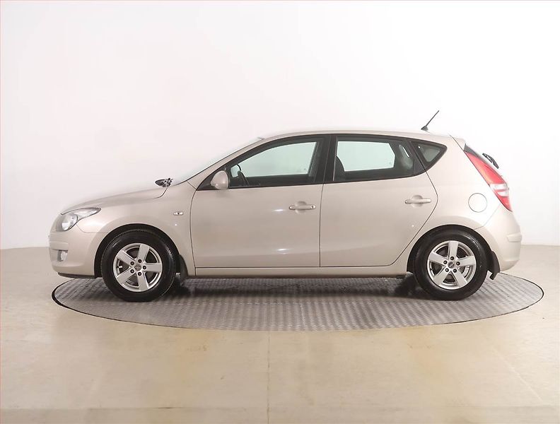 Hyundai i30 (2009) 1.4 CVVT - fotka 3 z 16