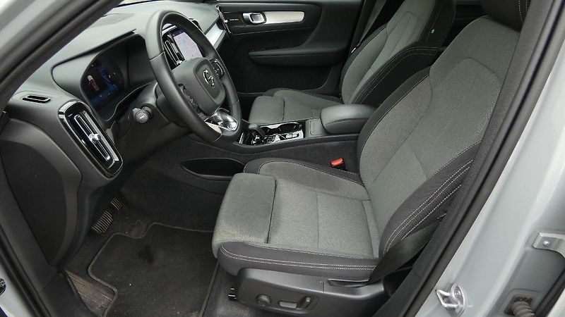 Volvo XC40 B3 PLUS DARK - fotka 18 z 23