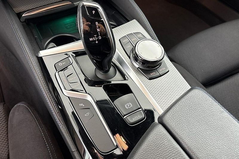 BMW Řada 5 540d xDrive - fotka 11 z 27