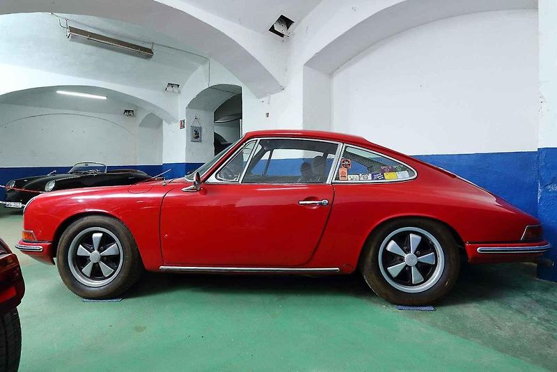 01 - Automobilový nadšenec a sběratel Jaromír Kostlivý otevřel ve Stodu u Plzně nové muzeum veteránů věnované vozům značek Volkswagen Brouk a Porsche. Návštěvníci uvidí naleštěné brouky i auta v procesu renovace, expozice čítá na 40 vozů.