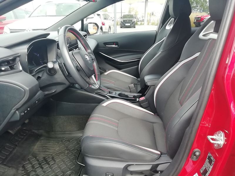 Toyota Corolla GR-Sport TS 2,0 HEV e-CVT - fotka 6 z 21