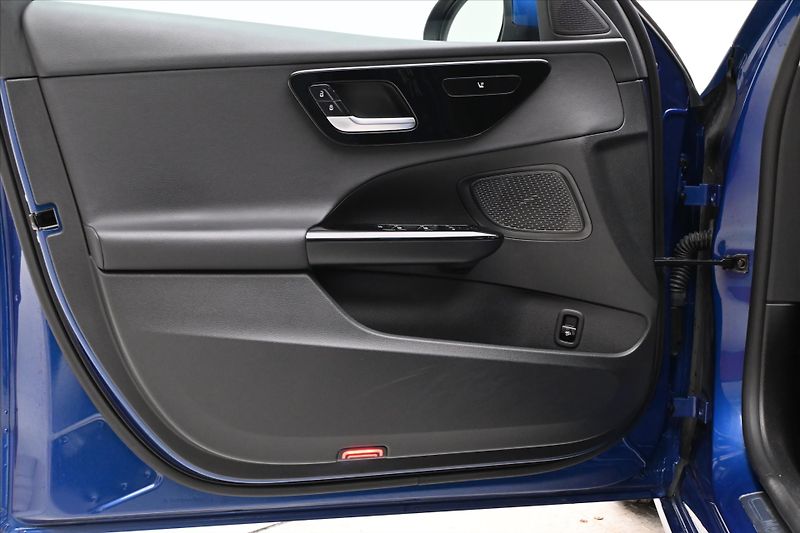 Mercedes-Benz Třídy C 2,0 220d 147kW 4MATIC AVANTGAR - fotka 24 z 31