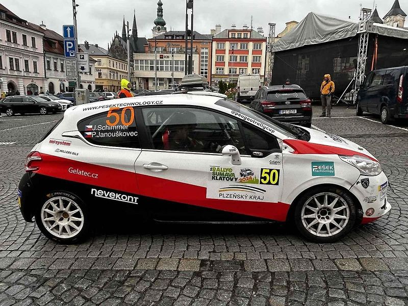 Tragédie, která se odehrála v rámci 58. ročníku Rallye Šumava, kdy po nehodě zemřela navigátorka Alena Krejčíková (41), nezasáhla jen příznivce rallye, ale její kamarády, jelikož byla na Klatovsku doma.