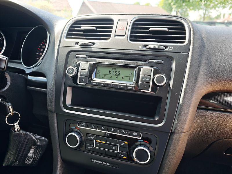 Volkswagen Golf (2010) 1,6 i 75 KW Comfort - fotka 26 z 33