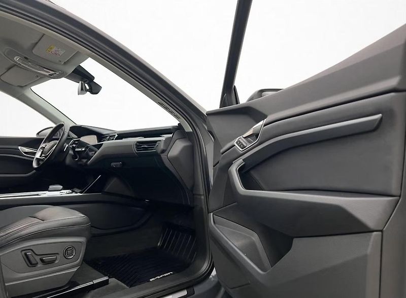 Audi Q8 e-tron 55 Q Kamera Tažné LED Vzduch  - fotka 22 z 28