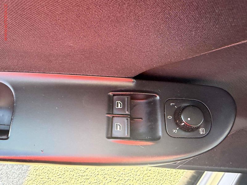 Volkswagen Passat (2008) 1.9TDi, AC, výhřev sed - fotka 11 z 16