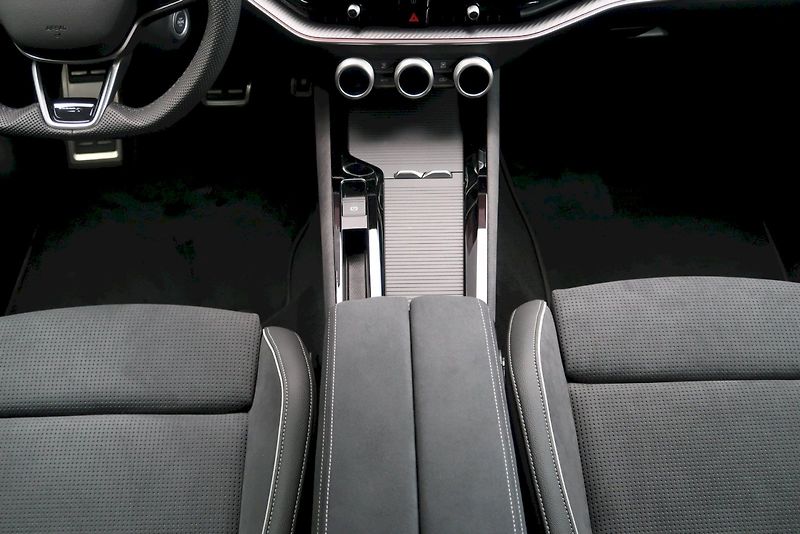Škoda Superb (2025) Combi SportLine 1,5 TSI 150 kW - fotka 9 z 33