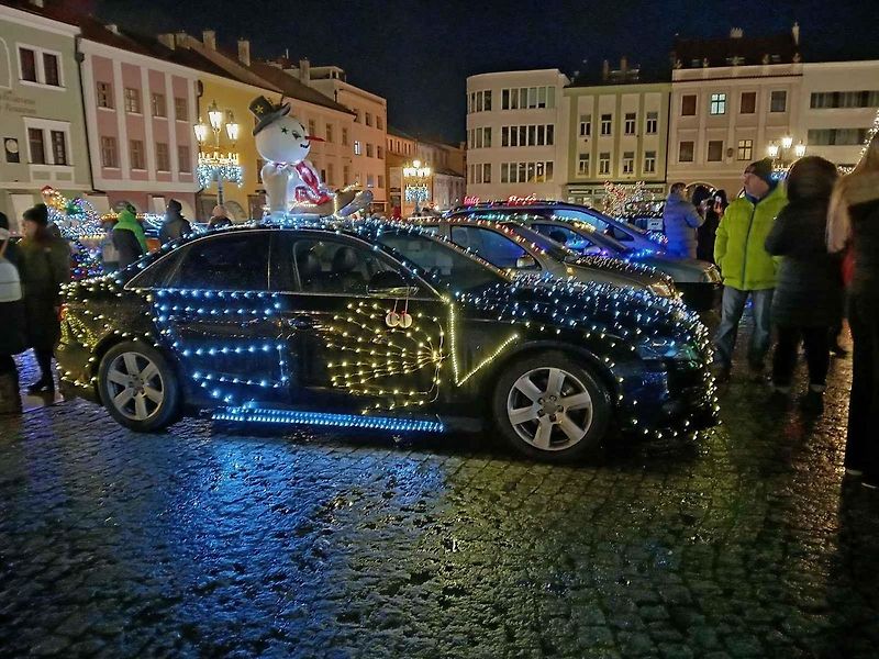 Sraz vánočně nazdobených aut v Kroměříži (prosinec 2024)