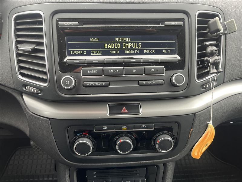 Volkswagen Sharan 2,0 TDi DSG 130KW KLIMA SERVIS - fotka 17 z 38