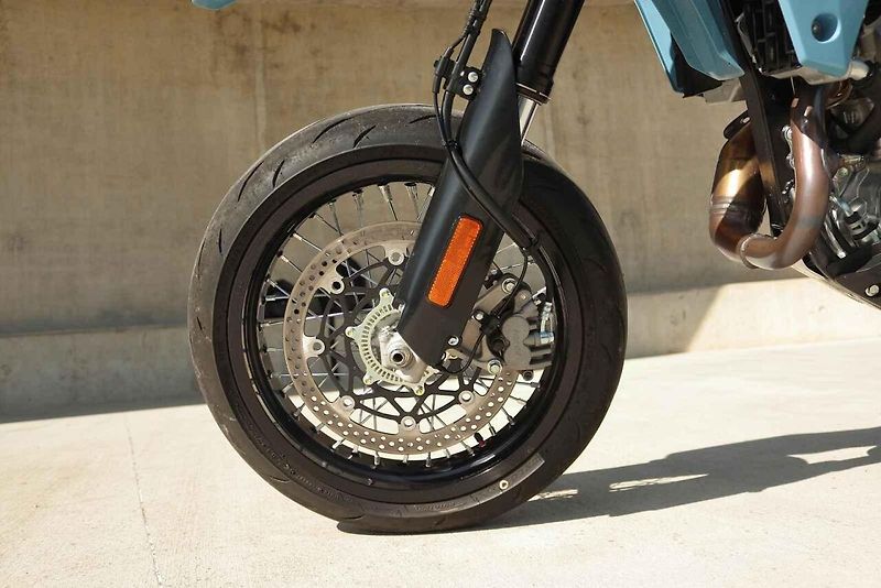 DR-Z4SM je čistokrevný silniční motard, jakých dnes na trhu mnoho nenajdete.