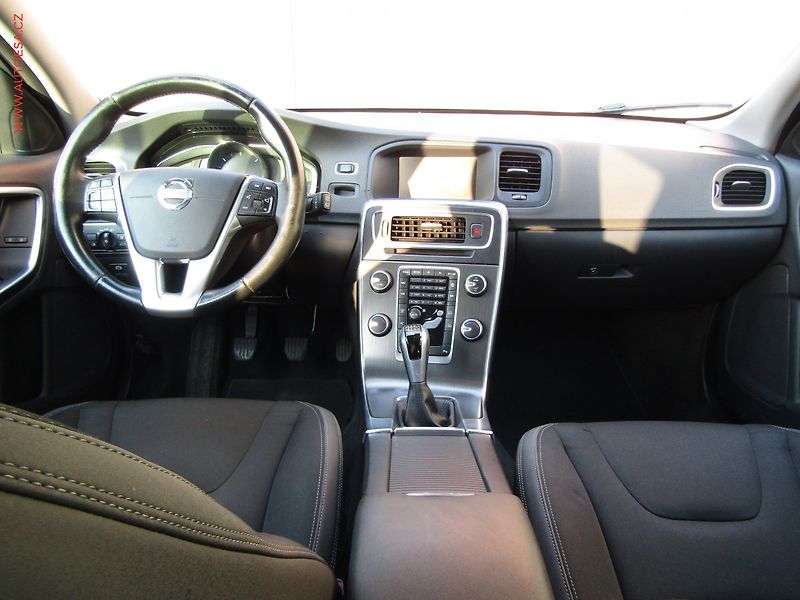 Volvo V60 (2014) 2.0 D, ČR, AC, TZ, park.asist - fotka 8 z 19