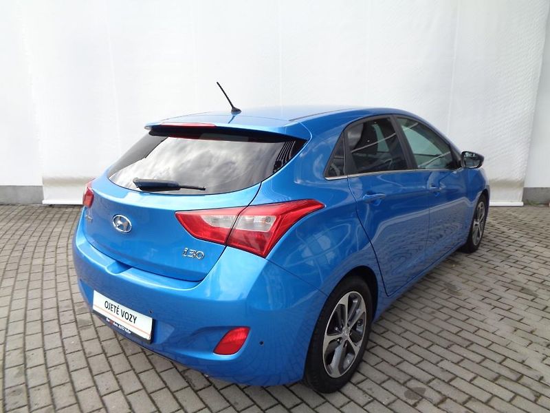 Hyundai i30 1.6i GDI Weekend - fotka 2 z 25