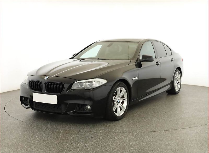 BMW Řada 5 (2010) 520d, Xenony, Tempomat - fotka 2 z 17