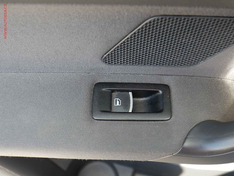 Volkswagen Touran (2013) 2.0 TDI, Xenon, webasto - fotka 13 z 23