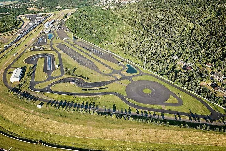 Výcvikové centrum bezpečné jízdy Polygon Most funguje už dvacet let. Na snímku je pohled na celý areál.