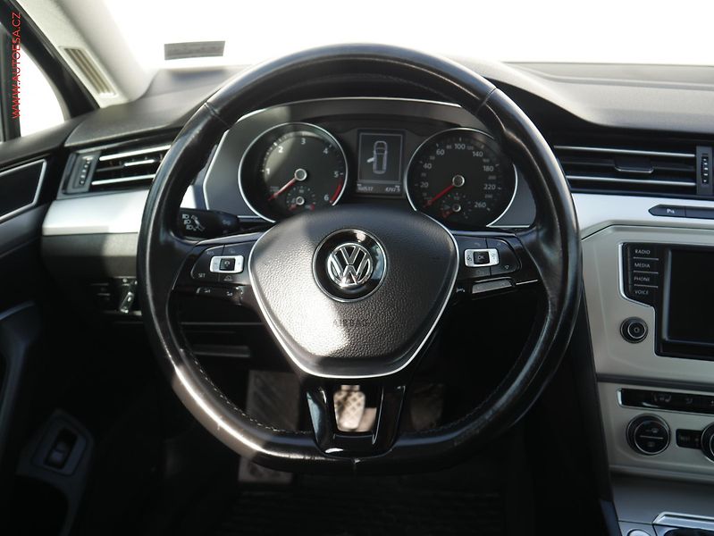Volkswagen Passat (2015) 2.0 TDi, Comfortline, panor - fotka 14 z 18