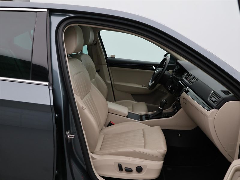 Škoda Superb 2,0 TDI 140kW DSG 4x4 CZ L&K - fotka 13 z 38
