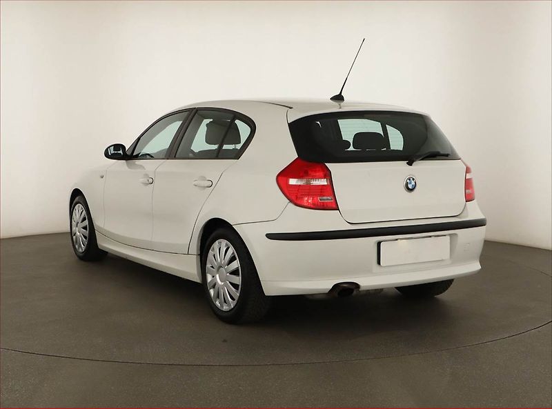 BMW Řada 1 (2009) 116i - fotka 4 z 12
