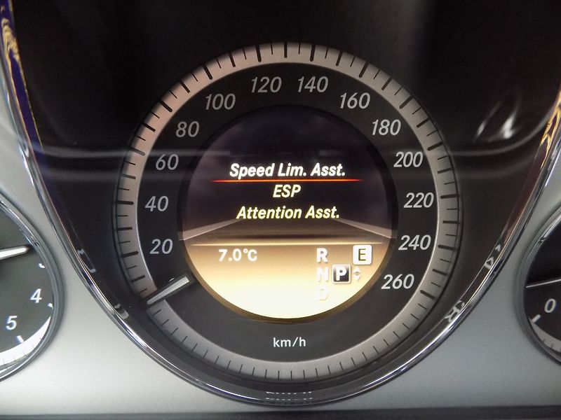 Mercedes-Benz Třídy E (2011) E 300CDI/bi-xenon/Avantgarde/ - fotka 33 z 36